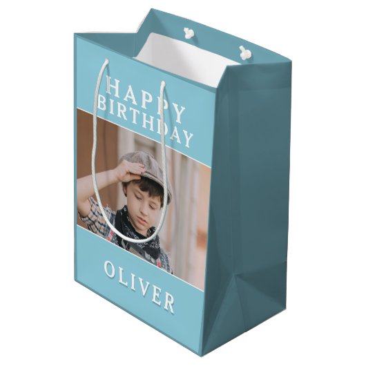 Custom Foto Happy Birthday Mittlere Geschenktüte (Rückseite Schrägansicht)