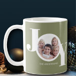 Custom Foto Joy Sage Green Kaffeetasse<br><div class="desc">Diese moderne Weihnachtsferien-Foto-Tasse ist mit dem Wort JOY in Weiß auf einem schlauen grünen Hintergrund dekoriert. Einfach mit Ihrem Foto und Namen anpassbar.</div>