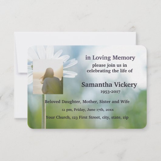 Custom Foto Memorial Service laden White Daisy ein Einladung (Rückseite)