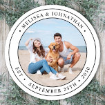 Custom Foto Moderne Hochzeit Runder Aufkleber<br><div class="desc">Fügen Sie Ihre Hochzeit mit diesen niedlichen Foto-Aufklebern die Touch zum Abschluss hinzu. Ideal, um Ihre Gastgeschenke Hochzeiten an alle Ihre Gäste zu kennzeichnen, und für Umschlagaufkleber, die Dankkarten aussenden . Passen Sie diese Foto-Aufkleber mit Ihrem Lieblings-Paare-Foto, Hund der Ehre Foto, oder Ihr frisch verheiratetes Foto mit Ihrem Hund, personalisieren...</div>