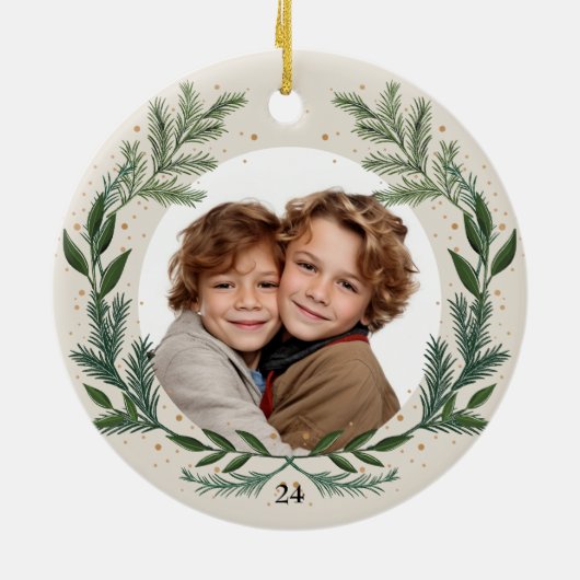 Custom Foto Monogram Pine Kranz Weihnachtsgeschenk Keramik Ornament (Hinten)