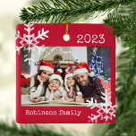 Custom Foto Ornament mit Schneeflocken<br><div class="desc">Passen Sie dieses Ornament mit Ihrem Foto an und fügen Sie Ihren Familiennamen zusammen mit dem Jahr für diesen großen Weihnachtsweih hinzu.</div>