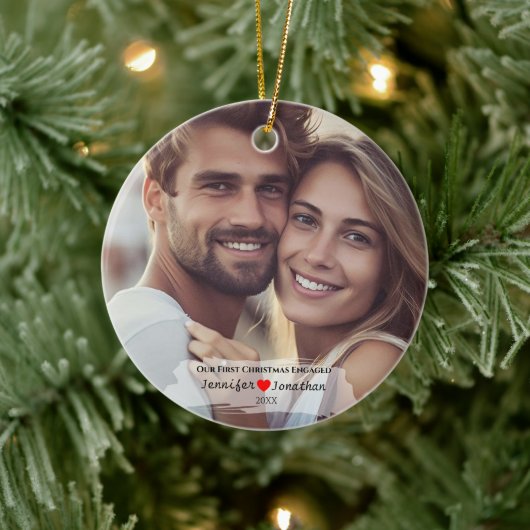 Custom Foto Our First Christmas Verlobt Keramik Ornament (Baum)