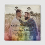 Custom Foto Rainbow Gradient Gay Wedding Magnet<br><div class="desc">Dieser moderne Magnet verfügt über ein Foto des Ehepaares im Hintergrund,  das Sie durch Ihr eigenes Foto ersetzen können. Ein Regenbogenverlauf erstreckt sich vom unteren Teil. Es ist perfekt und magisch für einen LGBTQ schwulen oder lesbischen Hochzeitssake.</div>