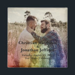Custom Foto Rainbow Gradient Gay Wedding Magnet<br><div class="desc">Dieser moderne Magnet verfügt über ein Foto des Ehepaares im Hintergrund,  das Sie durch Ihr eigenes Foto ersetzen können. Ein Regenbogenverlauf erstreckt sich vom unteren Teil. Es ist perfekt und magisch für einen LGBTQ schwulen oder lesbischen Hochzeitssake.</div>