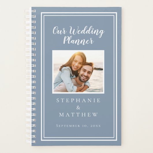 Custom Foto Simple Dusty Blue White Chic Hochzeit Planer (Vorderseite)