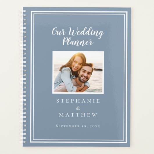 Custom Foto Simple Dusty Blue & White Wedding Planer (Vorderseite)