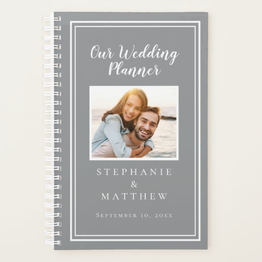 Custom Foto Simple Trendy Gray White Chic Wedding Planer (Vorderseite)