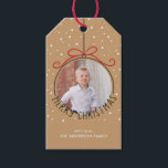 Custom Foto Tan und Black Christmas Geschenkanhänger<br><div class="desc">Dieses Weihnachtsgeschenk-Tag bietet Ihnen einen runden Rahmen,  um sich mit Ihrem Lieblings-Foto zu personalisieren. Die Hintergrundfarbe ist hellbraun mit weißen Punkten,  die Schnee darstellen. Fotografie © Storytree Studios,  Stanford,  CA</div>