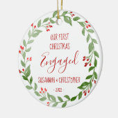 Custom Foto Wreath Red First Christmas Verlobt Keramik Ornament (Links)