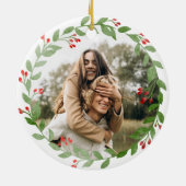Custom Foto Wreath Red First Christmas Verlobt Keramik Ornament (Hinten)