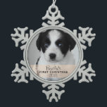 Custom Foto Year Welpe's First Christmas Schneeflocken Zinn-Ornament<br><div class="desc">Dieses Ornament wird sicher ein Sake sein,  der für die nächsten Jahre geschätzt wird. Passen Sie sich mit Ihrem eigenen Foto an und personalisieren Sie mit Welpennamen und dem Jahr! Geben Sie Verwandten ein Geschenk oder behalt für sich selbst,  es liegt an Ihnen!</div>