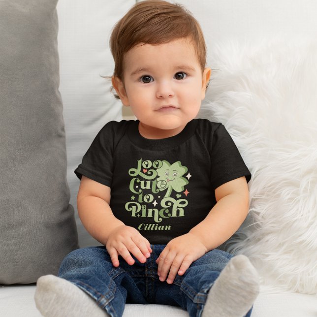 Custom Funny zu Niedlich, um St. Patrick's Day zu  Baby T-shirt (Von Creator hochgeladen)