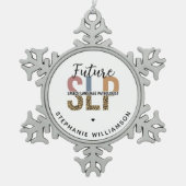 Custom Future SLP Speech Pathologe Leopard Print Schneeflocken Zinn-Ornament (Vorderseite)