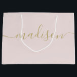 Custom Girl Chic Feminine Gold Script Blush Pink Große Geschenktüte<br><div class="desc">Personalisiert Girly Chic Feminine Gold Script Blush Pink Geschenktasche Maßgeschneiderte Geschenktaschen für Ihre Veranstaltung! Eine perfekte Touch für Ihre Hochzeit,  Empfang,  Dusche,  Party oder Veranstaltung.</div>