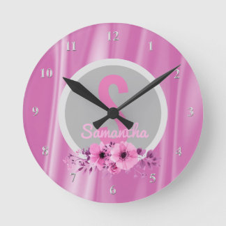 Custom Girls Name Girly Pink Blume Satin Runde Wanduhr