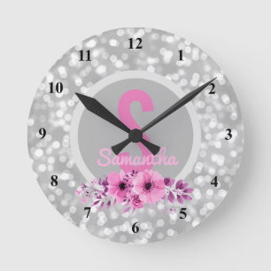 Custom Girls Name Girly Silver Bokeh Pink Flowers Runde Wanduhr