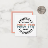 Custom Girls Trip in Progress Funny Mitteilungskarte (Vorderseite/Rückseite Beispiel)