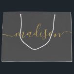 Custom Girly Chic Modern Feminine Gold Script Grau Große Geschenktüte<br><div class="desc">Personalisiert Girly Chic Feminine Gold Script Gray Kleine Geschenktasche Maßgeschneiderte Geschenktaschen für Ihre Veranstaltung! Eine perfekte Touch für Ihre Hochzeit,  Empfang,  Dusche,  Party oder Veranstaltung.</div>
