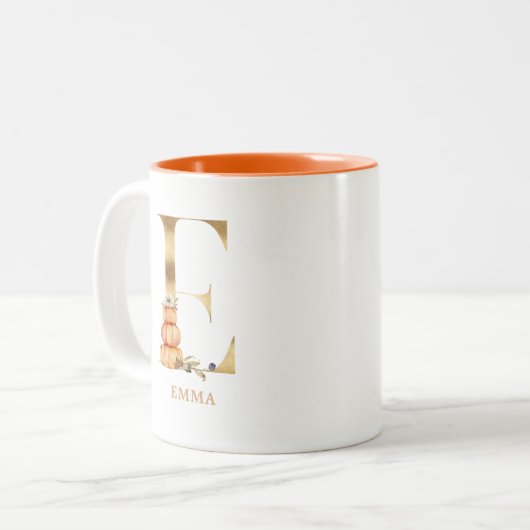 Custom Gold Alphabet E Monogram | Floral Pumpkin Zweifarbige Tasse (Vorderseite Links)