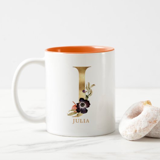 Custom Gold Alphabet J Monogram | Floral Pumpkin Zweifarbige Tasse (Mit Donut)