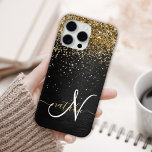 Custom Gold Glitzer Black Sparkgram Monogram Case-Mate iPhone Hülle<br><div class="desc">Dieses elegante und elegante Handy-Gehäuse mit hübschem vergoldeten Glitzer auf schwarz gebürstetem metallischem Hintergrund ist einfach zu personalisieren.</div>