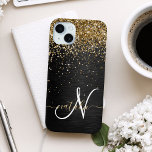 Custom Gold Glitzer Black Sparkgram Monogram Case-Mate iPhone Hülle<br><div class="desc">Dieses elegante und elegante Handy-Gehäuse mit hübschem vergoldeten Glitzer auf schwarz gebürstetem metallischem Hintergrund ist einfach zu personalisieren.</div>