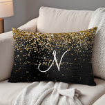 Custom Gold Glitzer Black Sparkgram Monogram Dekokissen<br><div class="desc">Dieses angesagte,  elegante Kissendesign mit hübschem vergoldetem Glitzer auf schwarz gebürstetem metallischem Hintergrund verleiht dem Hotel eine angenehme Atmosphäre.</div>