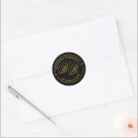Custom Gold Monogram Wedding  love Runder Aufkleber<br><div class="desc">Add a touch of timeless elegance to your wedding with this custom gold monogram wedding love classic round sticker. Designed with a chic metallic-look gold finish, this sticker is perfect for sealing envelopes, decorating wedding favors, gift bags, or thank-you cards. Personalize it with your initials or monogram to create a...</div>