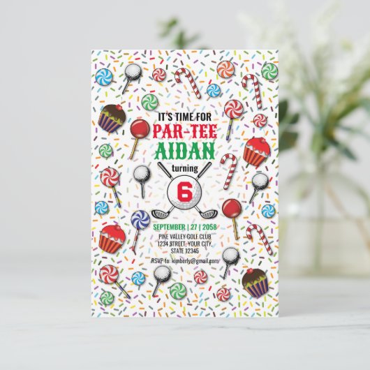 Custom Golf Birthday Par-T-Shirt Design Einladung (Stehend Vorderseite)