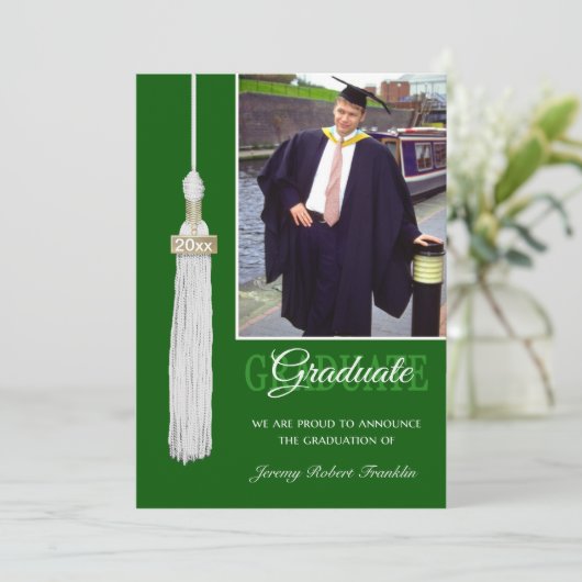Custom Graduation Party lädt grüne weiße Tassel ei Einladung (Stehend Vorderseite)