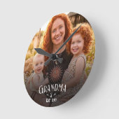 Custom Grandma Est Modern White Script Photo Runde Wanduhr (Winkel)