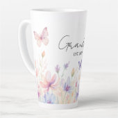 Custom Grandma Est. Year -  Flower and Butterfly  Milchtasse (Linke Ecke)