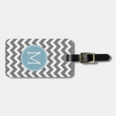 Custom Grau Pastel Blue Zickzack Pattern Monogram Gepäckanhänger (Vorderseite horizontal)