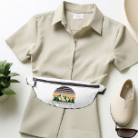 Custom Green Forest Mountain Road Trip Bauchtasche<br><div class="desc">Passen Sie Ihren eigenen Familienausflug-Fanartikel für eine Reise durch die Natur in diesem Sommer oder Herbst an. Personalisieren Sie mit Ihrem Nachnamen unter dem grünen Wald von Bäumen und dunklen Berg Sonnenuntergang für einen coolen Urlaub zu bleiben,  um für Ihre Outdoor-Gruppe.</div>