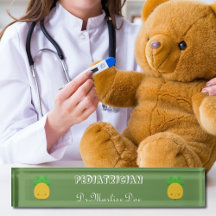 Custom Green Pineapper Pädiatrician Desk Namplate