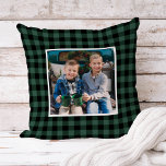 Custom Green und Black Buffalo Kariert Holiday Fot Kissen<br><div class="desc">Erstellen Sie Ihr eigenes einzigartiges,  saisonales Kissen! Das karierte Büffel-Muster eines rustikalen,  modernen,  rosafarbenen und schwarzen Büffels umrahmt ein beliebtes Foto aus quadratischem Karo - eine stilvolle Dekoration,  um eine beliebte Winter- oder Weihnachtserinnerung zu zeigen! Foto Credit: Sunbeam Fotografy www.facebook.com/SunbeamPhotography</div>
