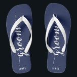 Custom Groom Navy Blue Wedding Party Flip Flops Badesandalen<br><div class="desc">Custom Groom einfache marineblaue Hochzeitsfeier Flip Flops mit breiten Gurten und anpassbarem Text - Sie können Groom Namen hinzufügen</div>