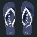 Custom Groom Navy Blue Wedding Party Flip Flops Badesandalen<br><div class="desc">Custom Groom einfache marineblaue Hochzeitsfeier Flip Flops mit breiten Gurten und anpassbarem Text - Sie können Groom Namen hinzufügen</div>