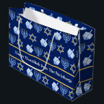 Custom Hanukkah Blue Menorah Dreidel Muster Große Geschenktüte<br><div class="desc">Schöne personalisierte Hanukkah Party Geschenktasche in hübschem Blau mit einem coolen Muster Judaism Stern,  dreidel für Spaß Chanukah-Spiele,  und die jüdische Menorah für den Urlaub. Geschenktaschen für Hanukah.</div>
