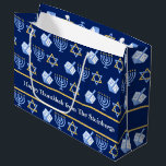 Custom Hanukkah Blue Menorah Dreidel Muster Große Geschenktüte<br><div class="desc">Schöne personalisierte Hanukkah Party Geschenktasche in hübschem Blau mit einem coolen Muster Judaism Stern,  dreidel für Spaß Chanukah-Spiele,  und die jüdische Menorah für den Urlaub. Geschenktaschen für Hanukah.</div>
