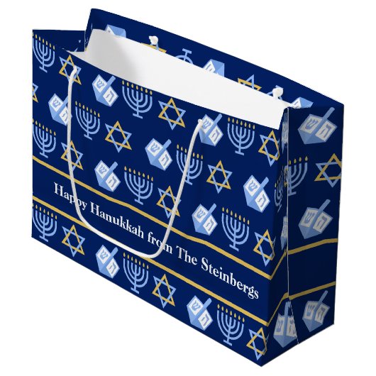 Custom Hanukkah Blue Menorah Dreidel Muster Große Geschenktüte (Vorderseite Schrägansicht)