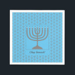 Custom Hanukkah | MENORAH Paper Serviette<br><div class="desc">Custom Hanukkah MENORAH Papier Napkins. Eleganter Himmelblau MENORAH Papier Napkins, zeigt mit Imitaten silbergraue Menorah in einem gefliesten Muster. In der Mitte befindet sich ein Bild einer großen menorah, die CUSTOMIZABLE ist, sodass Sie Ihr eigenes Bild hochladen können. Darunter steht CHAG SAMEACH. Dies ist auch anpassbar, sodass Sie Ihren Gruß...</div>