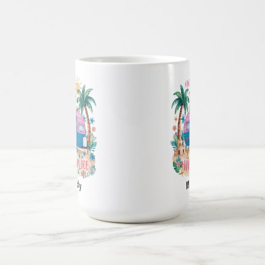 Custom Happy Place Travel Camping Kaffeetasse (Mittel)