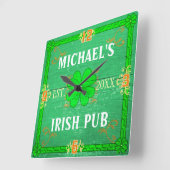 Custom Home Bar Irish Pub Green Wood with Name Quadratische Wanduhr (Winkel)