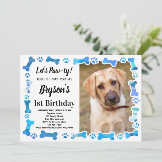 Custom Hund Birthday Blue Paw Print Puppy Pet Foto Einladung (Stehend Vorderseite)