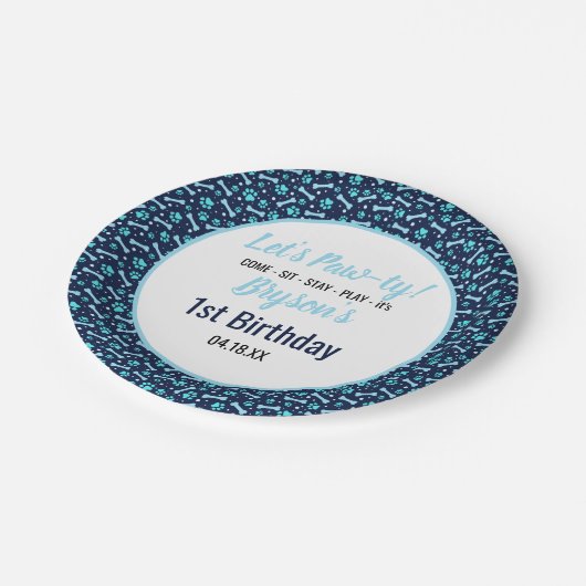 Custom Hund Birthday Blue Paw Print Puppy Pet Pappteller (Schrägansicht)