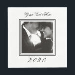 Custom Image Foto Geburtstag Napkins Serviette<br><div class="desc">Custom Image Foto Geburtstag Napkins - beide Textzeilen sind anpassbar. Kann wirklich für jeden besondere Anlass arbeiten,  dh: Verlobungsfeier,  Hochzeit-Probe-Dinner,  Brautparty,  Babydusche,  Abschluss oder Feier der Pension... die Liste geht weiter...  Elegantes Schwarz/Weiß.</div>