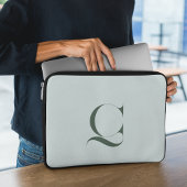 Custom Initial l Elegant Classy Green Mit Monogram Laptopschutzhülle
