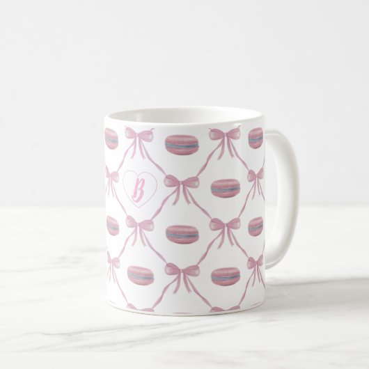 Custom Initial Pink Girly Coquette Bow & Macarons Kaffeetasse (VorderseiteRechts)